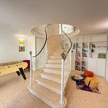 Villa & Avec Piscine Interieure *